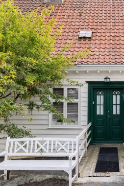 SKUDENESHAVN, NORway - 2018 Temmuz 05. Denizcilik tarzında eski beyaz büyüleyici yazlık..