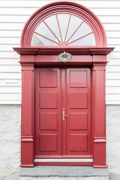 Σουντενεσχαβν Νορβηγια Ιουλιου 2018 Όμορφη Κόκκινη Πόρτα Καμπυλωτό Παράθυρο — Φωτογραφία Αρχείου