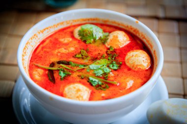 SOOT, POLEN - 2017 25 Ağustos. Baharatlı Tayland çorbası Tom Yam hindistan cevizi sütü, acı biber ve deniz mahsulü.