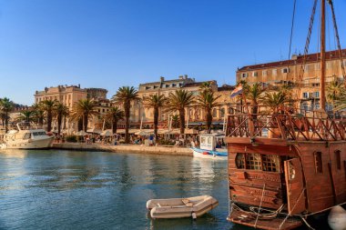 BÖLÜM, CROATIA - 2017 AĞUSTOS 15. Split şehrinin limanında ahşap bir teknenin arkasında..