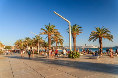 BÖLÜM, CROATIA - 2017 AĞUSTOS 15. Liman yürüyüşü caddesini böl.