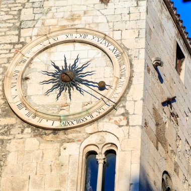 BÖLÜM, CROATIA - 2017 AĞUSTOS 15. Hırvatistan 'ın Split kentindeki ünlü antik saat kulesi.
