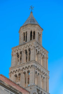 BÖLÜM, CROATIA - 2017 AĞUSTOS 15. Aziz Domnius Katedrali 'nin çan kulesinin yakın görüntüsü.
