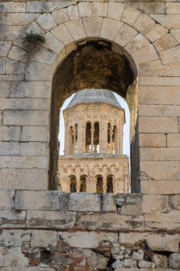BÖLÜM, CROATIA - 2017 AĞUSTOS 15. Aziz Domnius Katedrali 'nin çan kulesi. Split caddesindeki açık taş pencerenin arkasında..