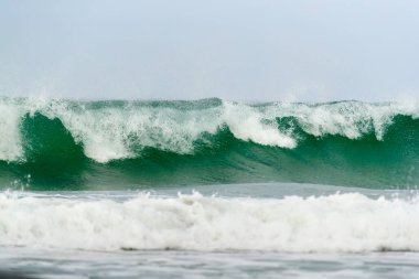 ULSTEINVIK, NORway - 2017 Nisan 20. Büyük yeşil deniz dalgaları sıçrıyor.