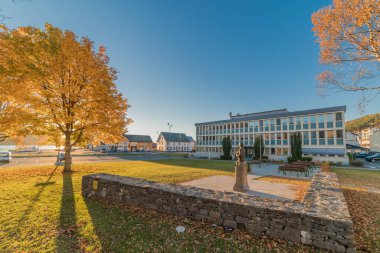 ULSTEINVIK, NORway - 2016 Kasım 06. Ulsteinvik Belediye Sarayı 'nda turuncu sonbahar rengi.