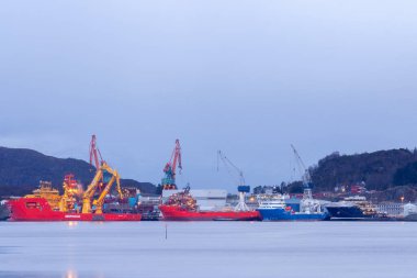 ULSTEINVIK, NORway - 2016 Nisan 07. Kleven Yard 'da büyük bir hareketlilik var. Bir Maersk AHTS gemisi, Edda Freya, Ulysses adında özel bir yat ve iki açık deniz tedarik gemisi.