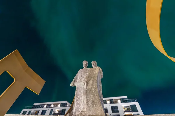 Ulsteinvik Norwegen März 2016 Nordlichter Aurora Borealis Über Statue Zentrum — Stockfoto