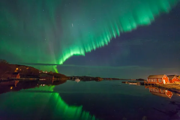 ULSTEINVIK, NORway - 2016 Mart 06. Kuzey ışıkları - Dimna Limanı üzerinde Aurora borealis.