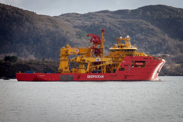 ULSTEINVIK, NORway - 16 Nisan 2016. Offshore İnşaat gemisi Edda Freya Kleven Yard 'dan ayrılıyor