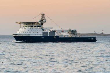 ULSTEINVIK, NORway - 2020 Şubat 07. Adanın Zaferi Ulsteinvik fiyortlarında yelken açıyor ve arka planda Grasoyane deniz fenerini görebilirsiniz..