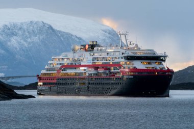 ULSTEINVIK, NORway - 2020 Şubat 04. Hurtigruten 'in ikinci melez keşif gemisi MS Fridtjof Nansen Kleven Yard' daki Ulsteinvik 'ten ayrılıyor..