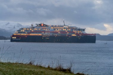 ULSTEINVIK, NORway - 2020 Şubat 04. Hurtigruten yeni melez keşif gemileri MS Fridtjof Nansen yağmurda.