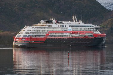 ULSTEINVIK, NORway - 2019 Kasım 23. MS Fridtjof Nansen, fiyorttaki ilk deniz yolculuğunda. Hurtigruten 'in Kleven Yard' da inşa edilen yeni melez keşif gemisinin ikincisi.