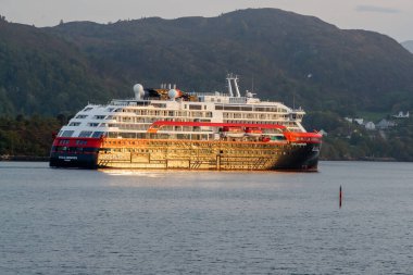 ULSTEINVIK, NORway - 2019 HAZİRAN. Ulsteinvik fiyordunda Roald Amundsen melez gemisi.
