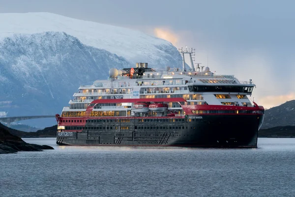 ULSTEINVIK, NORway - 2020 Şubat 04. Hurtigruten 'in ikinci melez keşif gemisi MS Fridtjof Nansen Kleven Yard' daki Ulsteinvik 'ten ayrılıyor..
