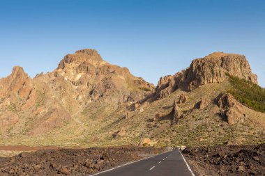 TENERİFE, İSPAN - 2015 Haziran. Tenerife 'nin volkanik dağındaki otoyol deniz seviyesinden yaklaşık 2000 metre yükseklikte..
