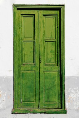 TENERİFE, İSPAN - 2015 Haziran. Tenerife 'de eski yeşil büyüleyici kapı.