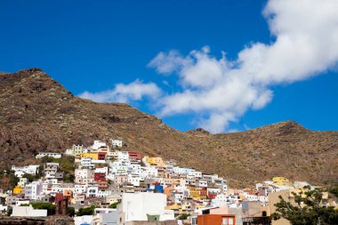 TENERİFE, İSPAN - 2015 Haziran. Tenerife 'deki güzel San Andres şehri