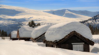 STRYN, NORYN - 2018 Mart 29. Geleneksel Norveç kır evi tamamen karla kaplı..