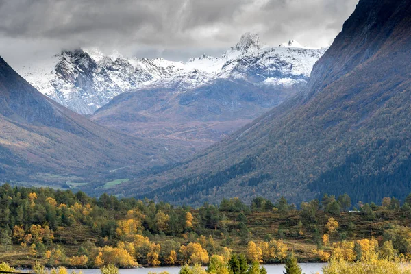 Vartdal Noorwegen 2018 Oktober Herfst Kleur Nieuwe Sneeuw Bergen — Stockfoto