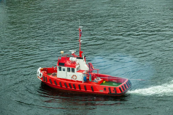 Bergen Noorwegen 2015 Mei Sleepboot Trekt Een Schip Uit Haven — Stockfoto