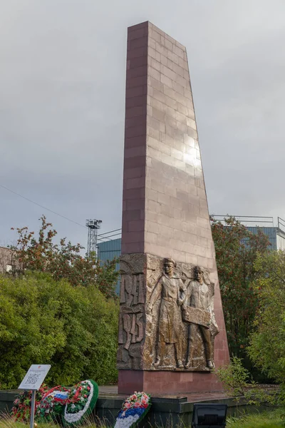 Murmansk Russia 2014 September 这个纪念碑纪念在1941年至1945年伟大的卫国战争期间在德国轰炸摩尔曼斯克港口时遇难的83名码头工人 — 图库照片