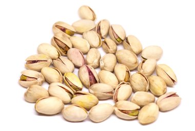 Tuzlu Pistachios beyaz arka planda yakın plan çekimleri