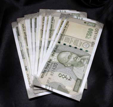 Siyah arkaplanda sıralanmış Hint 500 rupisi.