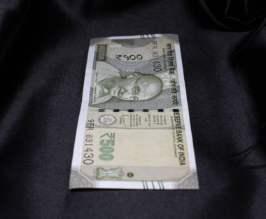 Siyah arkaplanda Hint 500 rupisi.