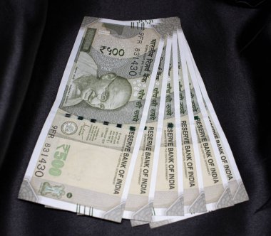 Hindistan 500 rupi siyah arkaplan üzerine notlar