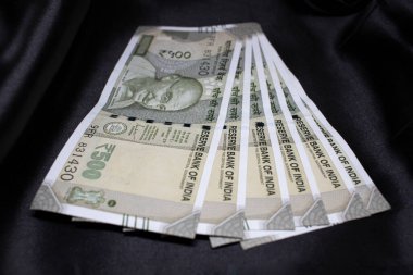 Hindistan 500 rupi siyah arkaplan üzerine notlar