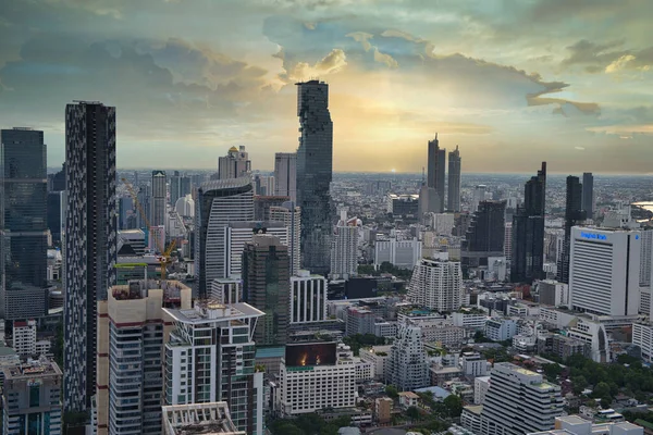 Gün batımında Bangkok şehir manzarası