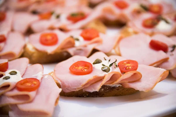 Tütsülenmiş jambon ve vişneli domates.