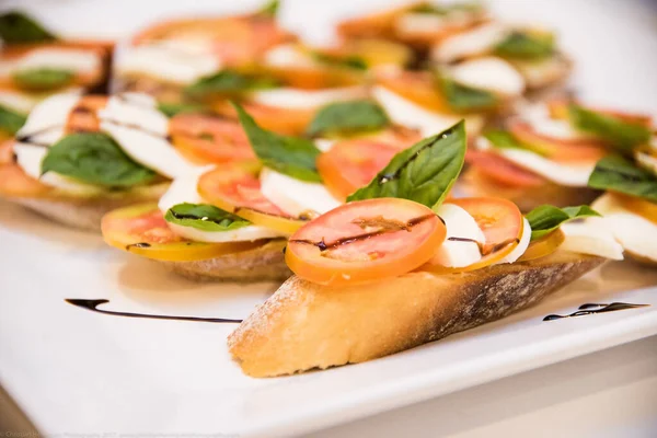 Tabakta domates mozzarella kanalı