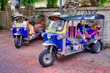 BANGKOK, THAILAND - 20-2020: Khaosarn yolunun yakınına park edilmiş bir Tuk Tuk aracı turistlerin krallığa dönmesini bekliyor.