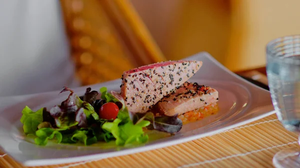 Salata yapraklı ton balığı bifteği