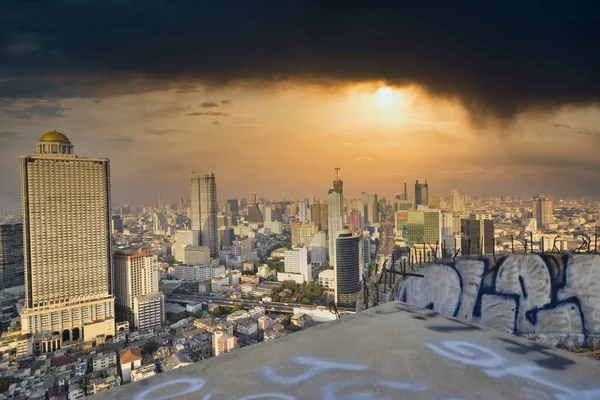 BANGKOK, THAILAND - 12-2020: yağmur yağmak üzereyken terk edilmiş bir binadan şehir manzarası. Bu bina 1990 'lardaki Tom Yam Kung krizi sırasında inşaatı durdurdu..