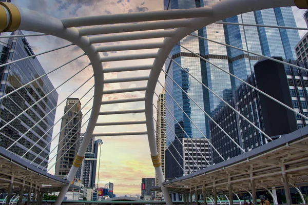 BANGKOK, THAILAND - 20-2020: Bangkok şehir merkezindeki Sathorn yolunda Chong Nonsri köprüsü.