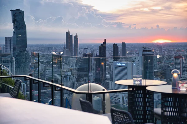 BANGKOK, THAILAND - 20-2020: Bangkok üzerinde ünlü bir çatı barından şehir manzarası.