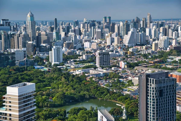 BANGKOK, THAILAND - 20-2020 Temmuz: Bangkok şehir merkezindeki ünlü bir çatı barı ve otelden şehir manzarası.