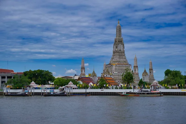 BANGKOK, THAILAND - 20-2020: Şafaktan hemen önce Wat Arun Tapınağı.