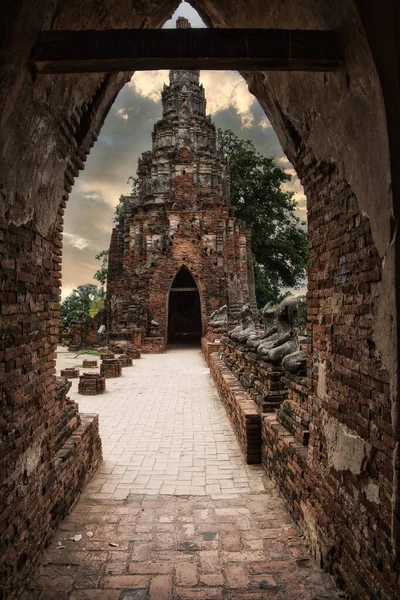 Wat Mahathat tapınağı gün batımında