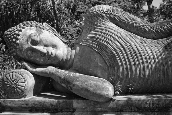 Спящий Будда в древнем городе 