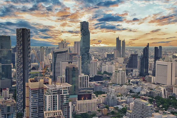 Gün batımında Bangkok şehrinin ufuk çizgisi