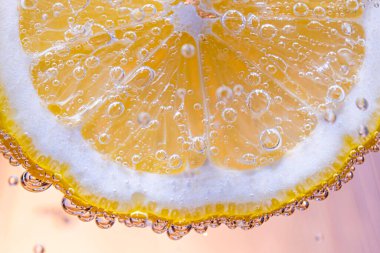 Suda süzülen limon dilimleri.