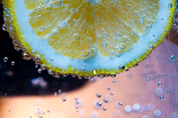 Suda süzülen limon dilimleri.