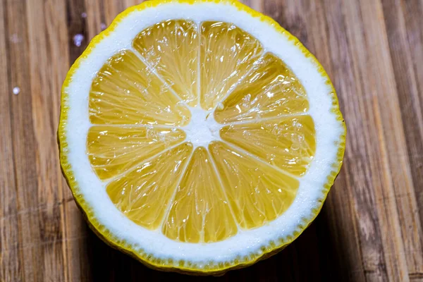 Tahtada ikiye bölünmüş taze limon dilimi