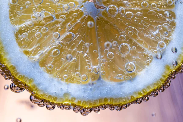 Suda süzülen limon dilimleri.