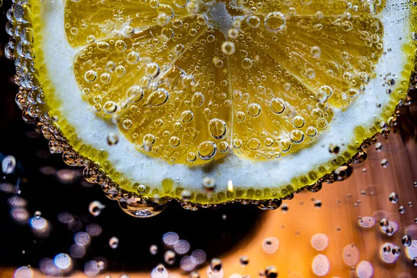 Suda süzülen limon dilimleri.